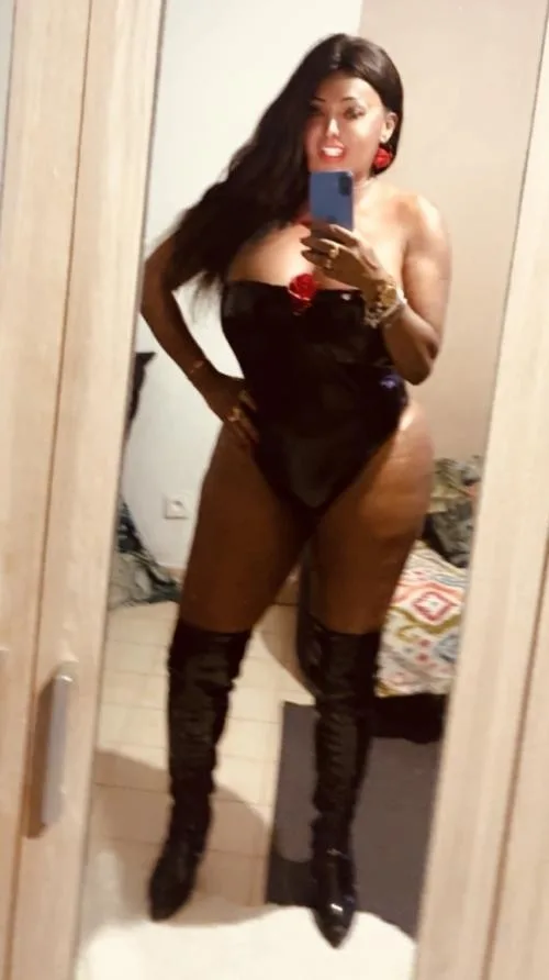 DISPO FEMINISATION FÊTE POPPERS GODES TRANS BLACK MAITRESSE NAOMI LYON APARTAMEN, escort trans Lyon